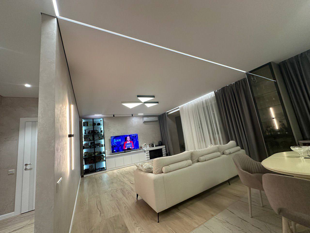 Глянцевый натяжной потолок в гостиной