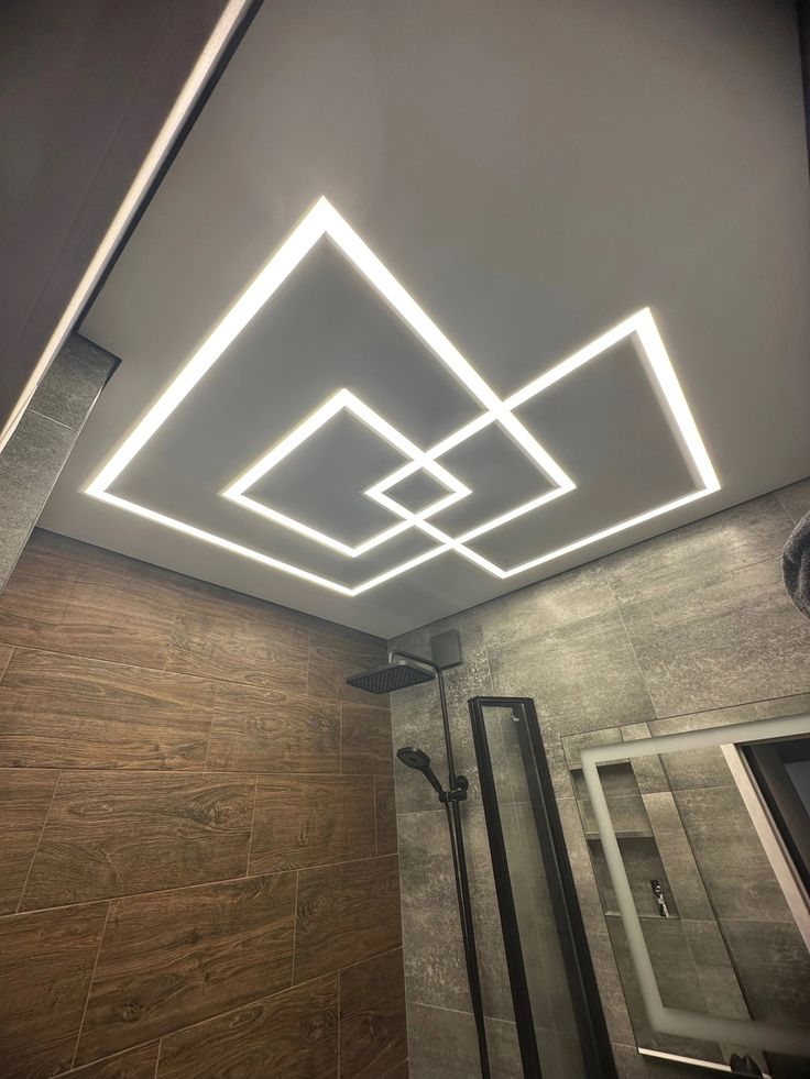 Натяжной потолок со светильниками