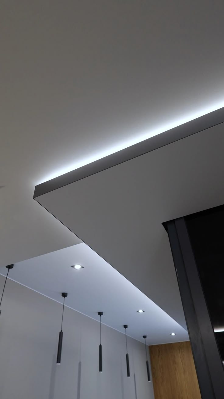 Глянцевый потолок с люстрой